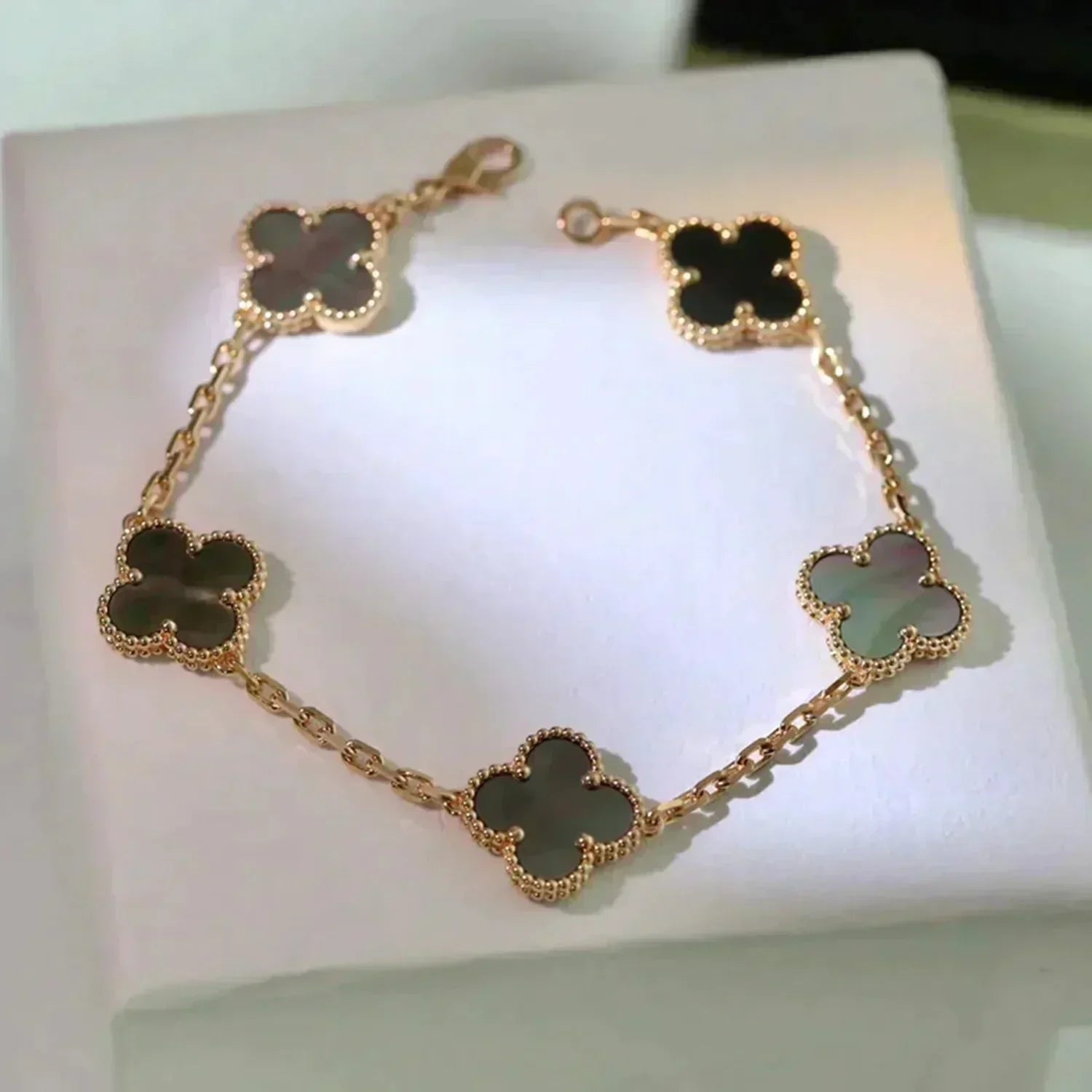 [Raffine]CLOVER 5 MOTIF GRAY MOP  BRACELET
